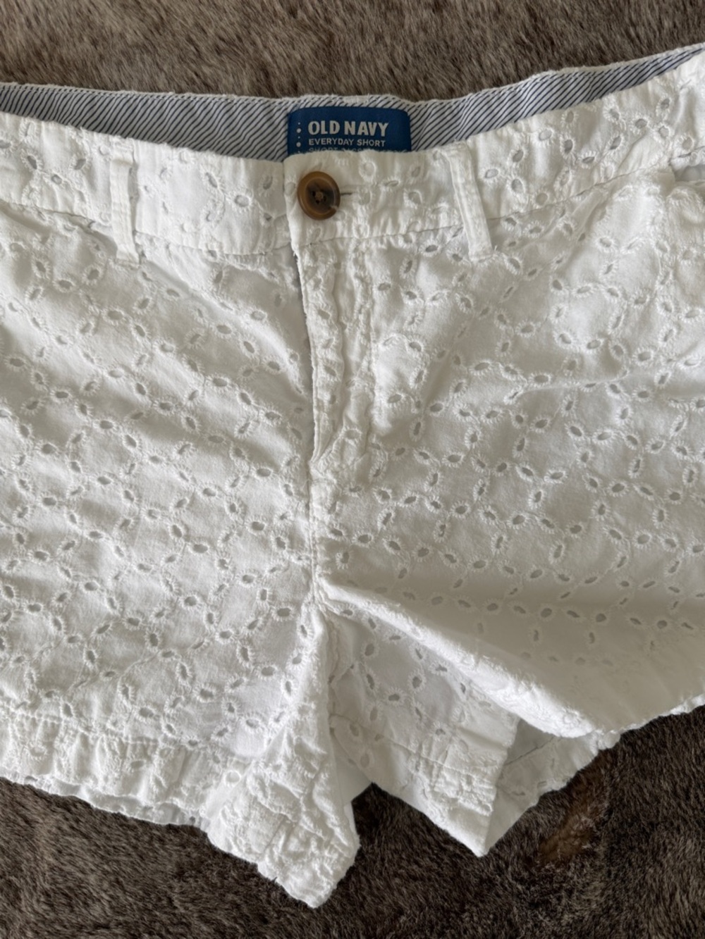 Old Navy White Eyelet High Waist Shorts 4 - Picture 4 of 11